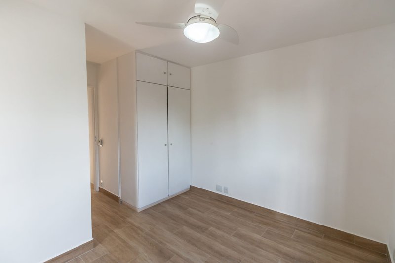 VENDO LINDO APARTAMENTO REFORMADO 60M2 - 2 QUARTOS - 1 VAGA - NOVÍSSIMO!! Rua das Fiandeiras São Paulo - 