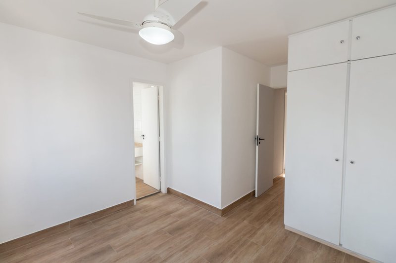 VENDO LINDO APARTAMENTO REFORMADO 60M2 - 2 QUARTOS - 1 VAGA - NOVÍSSIMO!! Rua das Fiandeiras São Paulo - 