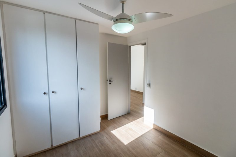 VENDO LINDO APARTAMENTO REFORMADO 60M2 - 2 QUARTOS - 1 VAGA - NOVÍSSIMO!! Rua das Fiandeiras São Paulo - 