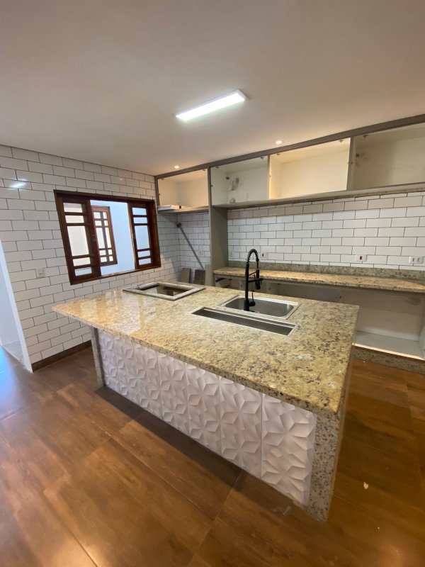 Sobrado com Piscina , 3 dormitórios, sendo 1 suíte master com sacada - Residencial Mirage  Mogi das Cruzes - 
