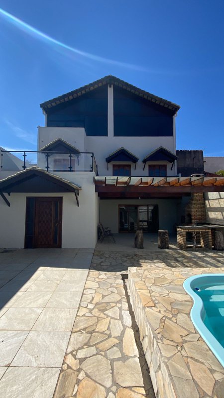 Sobrado com Piscina , 3 dormitórios, sendo 1 suíte master com sacada - Residencial Mirage  Mogi das Cruzes - 