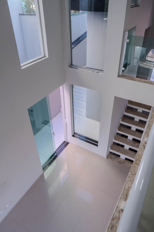Casa à venda em condomínio alto padrão Rua Sabiá Santana de Parnaíba - 