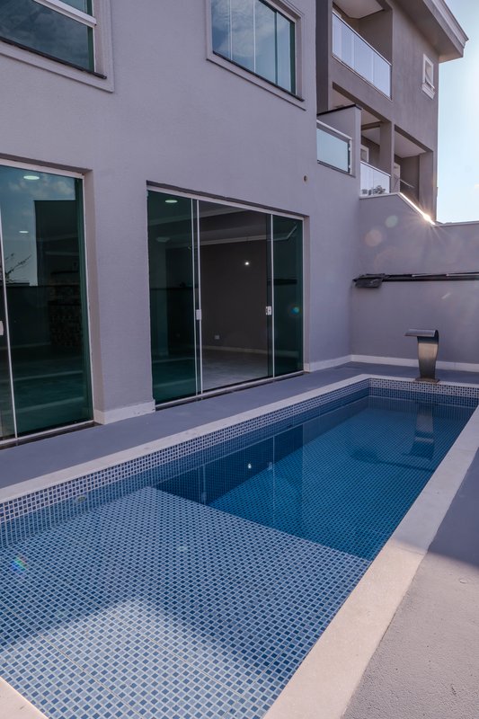 Casa à venda em condomínio alto padrão Rua Sabiá Santana de Parnaíba - 