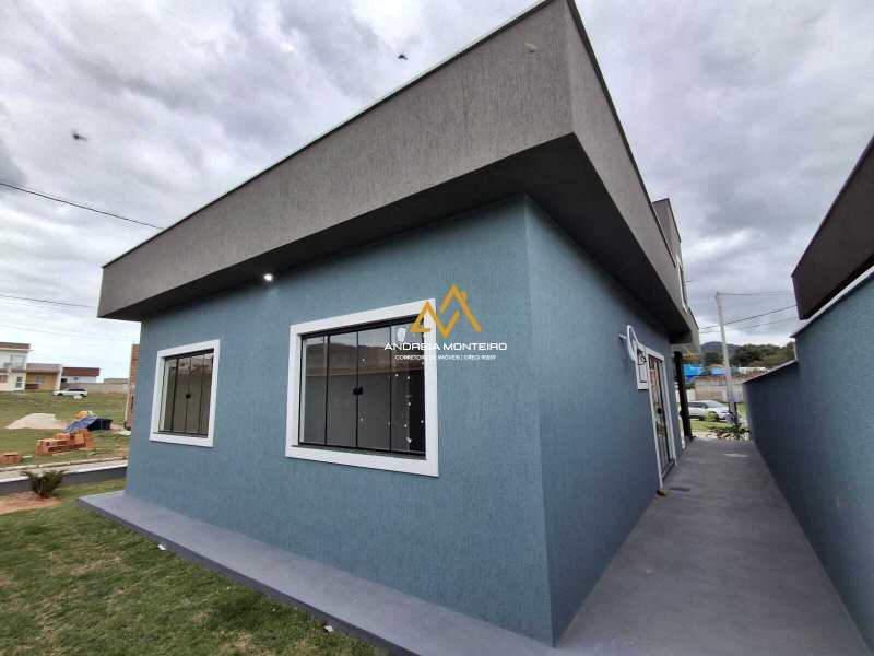 Casa de Condomínio à Venda com 3 quartos, 3 banheiros, 100m² a partir de R$ 560.000,00 Rodovia. Vereador Oldemar Guedes Figueiredo Maricá - 