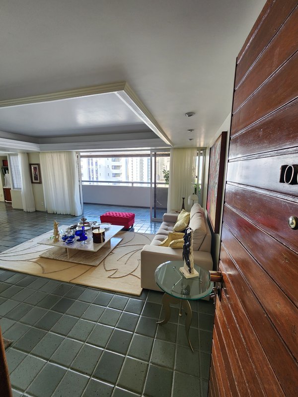 Apartamento à venda com 3 quartos sendo 2 suítes, 199m² área útil por R$ 1.300.000,00 Rua Francisco da Cunha Recife - 