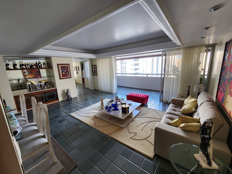Apartamento à venda com 3 quartos sendo 2 suítes, 199m² área útil por R$ 1.300.000,00 Rua Francisco da Cunha Recife - 