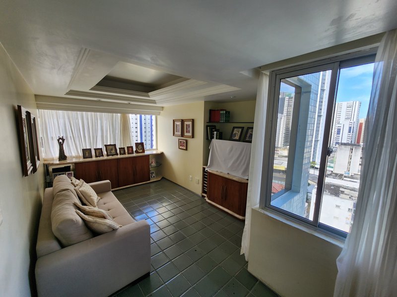 Apartamento à venda com 3 quartos sendo 2 suítes, 199m² área útil por R$ 1.300.000,00 Rua Francisco da Cunha Recife - 
