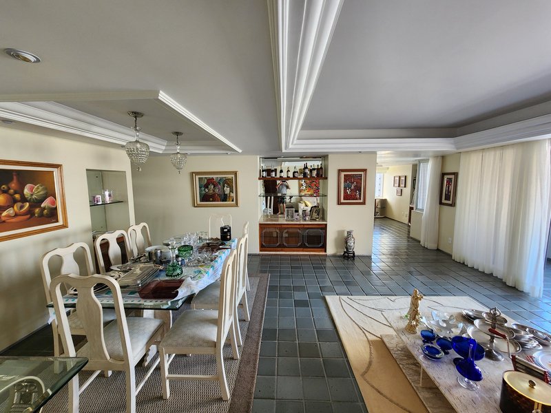 Apartamento à venda com 3 quartos sendo 2 suítes, 199m² área útil por R$ 1.300.000,00 Rua Francisco da Cunha Recife - 