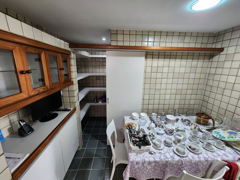 Apartamento à venda com 3 quartos sendo 2 suítes, 199m² área útil por R$ 1.300.000,00 Rua Francisco da Cunha Recife - 