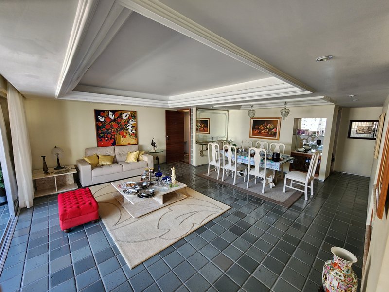Apartamento à venda com 3 quartos sendo 2 suítes, 199m² área útil por R$ 1.300.000,00 Rua Francisco da Cunha Recife - 