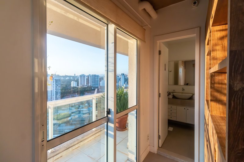 ALUGO ESCRITÓRIO MOBILIADO - 96M2 - 2 SALAS - 4 VARANDAS - 3 VAGAS - ÁREA TOTAL 206M2 Rua Pais Leme São Paulo - 
