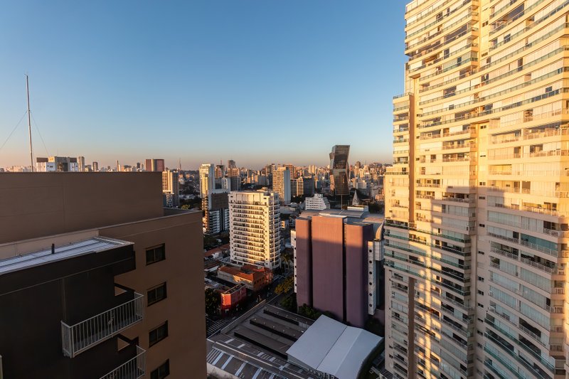 ALUGO ESCRITÓRIO MOBILIADO - 96M2 - 2 SALAS - 4 VARANDAS - 3 VAGAS - ÁREA TOTAL 206M2 Rua Pais Leme São Paulo - 