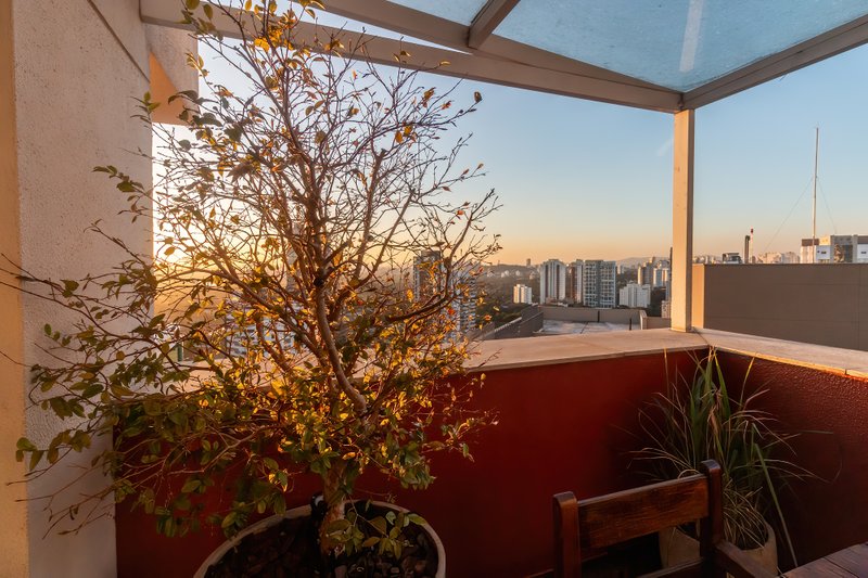 ALUGO ESCRITÓRIO MOBILIADO - 96M2 - 2 SALAS - 4 VARANDAS - 3 VAGAS - ÁREA TOTAL 206M2 Rua Pais Leme São Paulo - 