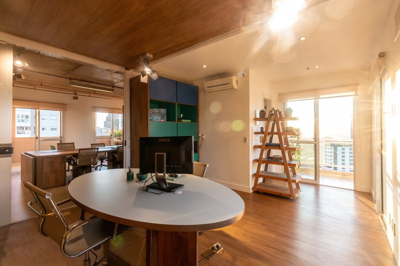 ALUGO ESCRITÓRIO MOBILIADO - 96M2 - 2 SALAS - 4 VARANDAS - 3 VAGAS - ÁREA TOTAL 206M2 Rua Pais Leme São Paulo - 