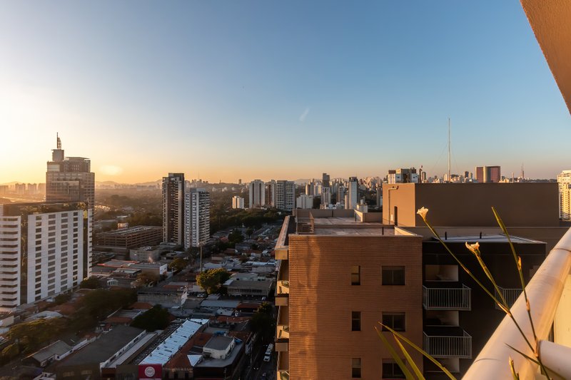 ALUGO ESCRITÓRIO MOBILIADO - 96M2 - 2 SALAS - 4 VARANDAS - 3 VAGAS - ÁREA TOTAL 206M2 Rua Pais Leme São Paulo - 