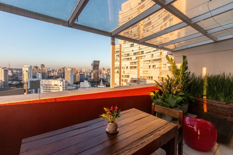 ALUGO ESCRITÓRIO MOBILIADO - 96M2 - 2 SALAS - 4 VARANDAS - 3 VAGAS - ÁREA TOTAL 206M2 Rua Pais Leme São Paulo - 
