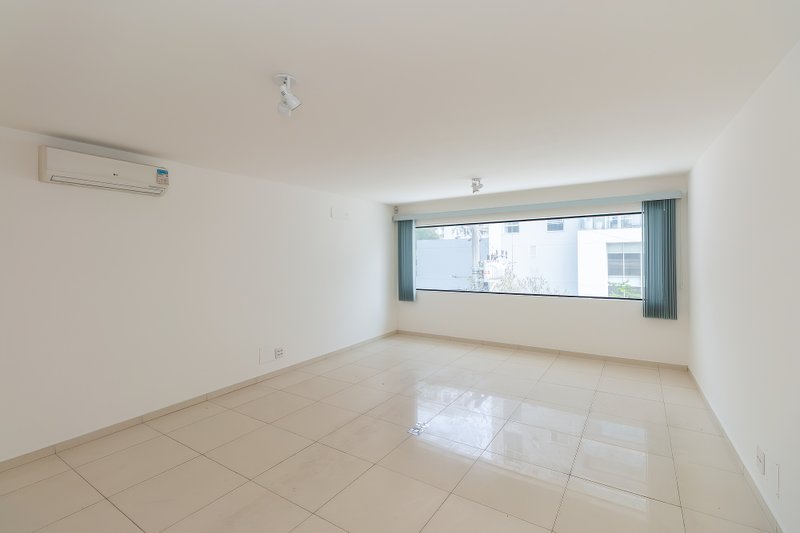 ALUGA-SE CASA COMERCIAL REFORMADA - 180M2 Rua Doutor Paschoal Imperatriz São Paulo - 