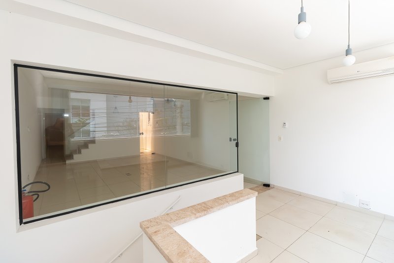 ALUGA-SE CASA COMERCIAL REFORMADA - 180M2 Rua Doutor Paschoal Imperatriz São Paulo - 