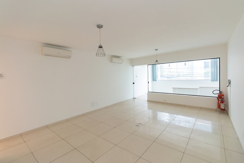 ALUGA-SE CASA COMERCIAL REFORMADA - 180M2 Rua Doutor Paschoal Imperatriz São Paulo - 