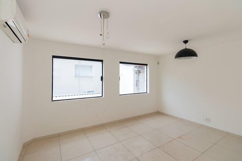 ALUGA-SE CASA COMERCIAL REFORMADA - 180M2 Rua Doutor Paschoal Imperatriz São Paulo - 