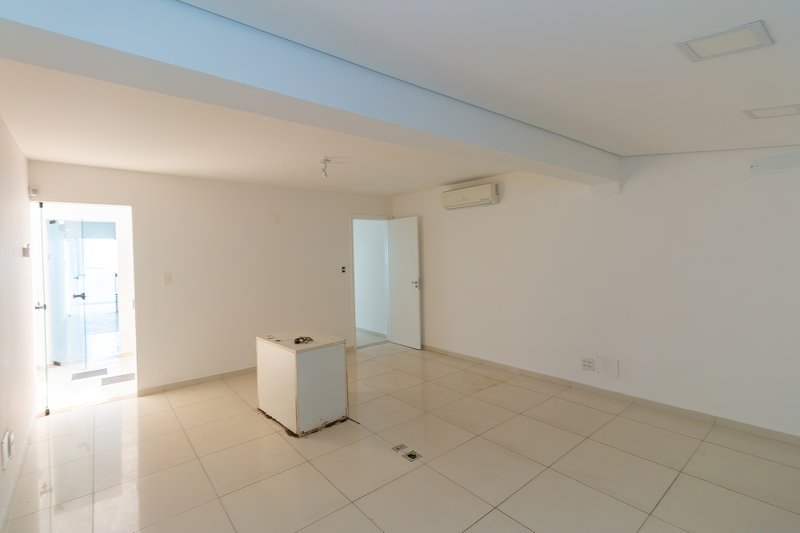 ALUGA-SE CASA COMERCIAL REFORMADA - 180M2 Rua Doutor Paschoal Imperatriz São Paulo - 