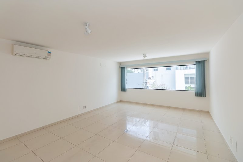 ALUGA-SE CASA COMERCIAL REFORMADA - 180M2 Rua Doutor Paschoal Imperatriz São Paulo - 
