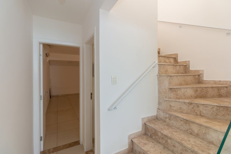 ALUGA-SE CASA COMERCIAL REFORMADA - 180M2 Rua Doutor Paschoal Imperatriz São Paulo - 