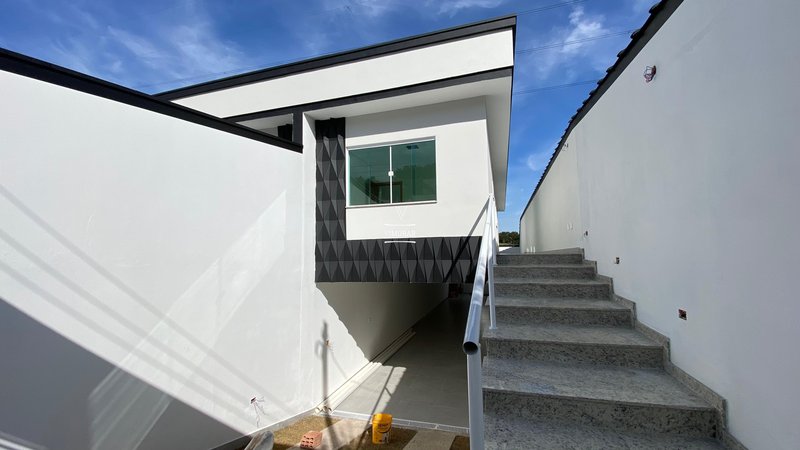 Casa 2 dormitórios sendo 1 suíte + 6 vagas de garagem  Itaquaquecetuba - 