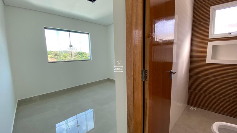 Casa 2 dormitórios sendo 1 suíte + 6 vagas de garagem  Itaquaquecetuba - 
