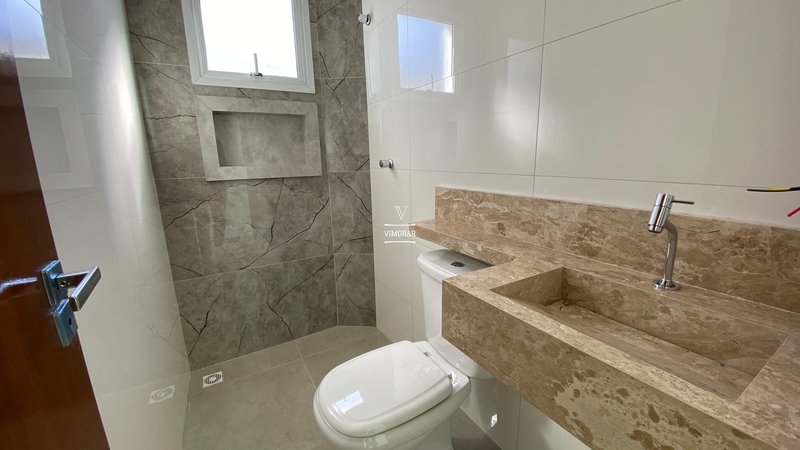 Casa 2 dormitórios sendo 1 suíte + 6 vagas de garagem  Itaquaquecetuba - 
