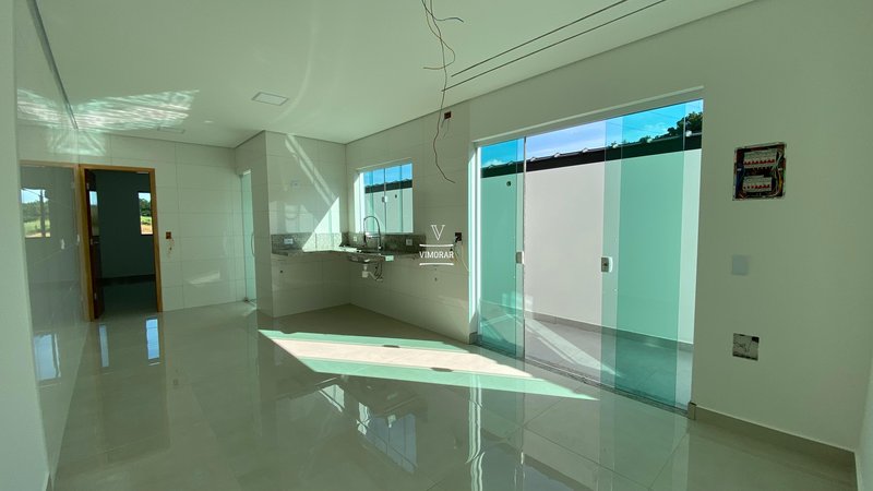 Casa 2 dormitórios sendo 1 suíte + 6 vagas de garagem  Itaquaquecetuba - 