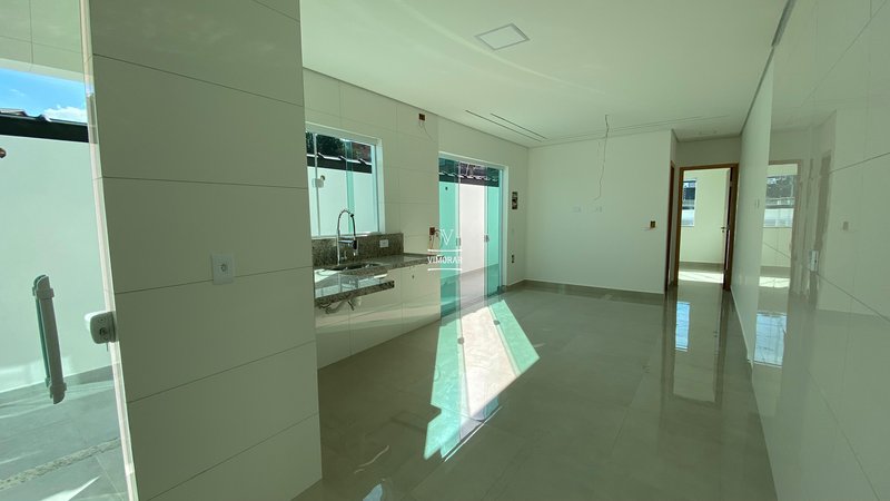 Casa 2 dormitórios sendo 1 suíte + 6 vagas de garagem  Itaquaquecetuba - 