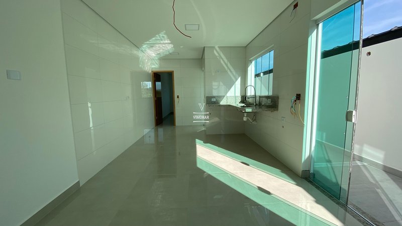 Casa 2 dormitórios sendo 1 suíte + 6 vagas de garagem  Itaquaquecetuba - 