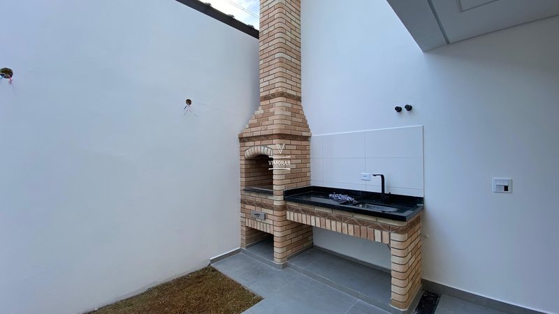 Casa 2 dormitórios sendo 1 suíte + 6 vagas de garagem  Itaquaquecetuba - 