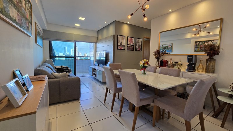 3 quartos (1 suíte). 79 m². Varanda. Andar alto. Moveis fixos Rua Desembargador Motta Júnior Recife - 