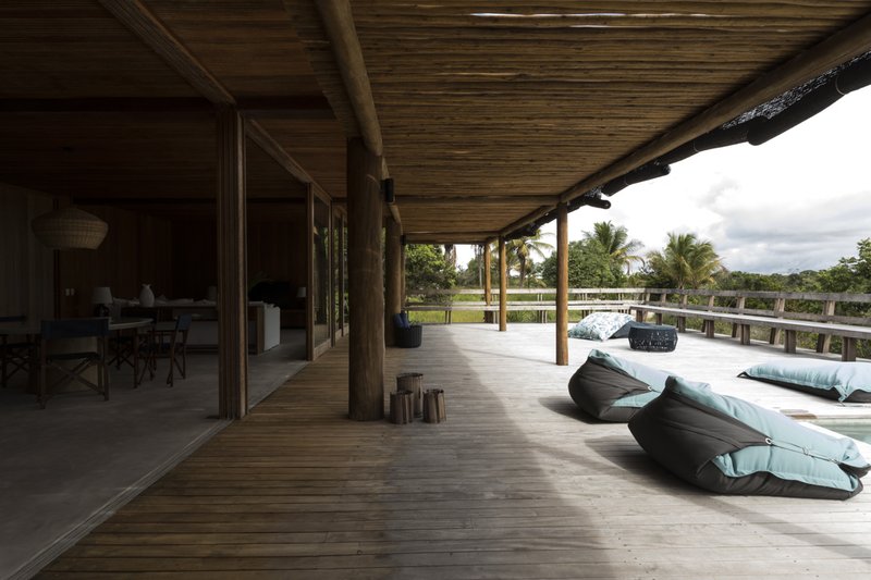 Casa Madeira à Venda, 446m², 4 Suítes, Oiteiros das Brisas - Bahia Rua da Pousada Porto Seguro - 