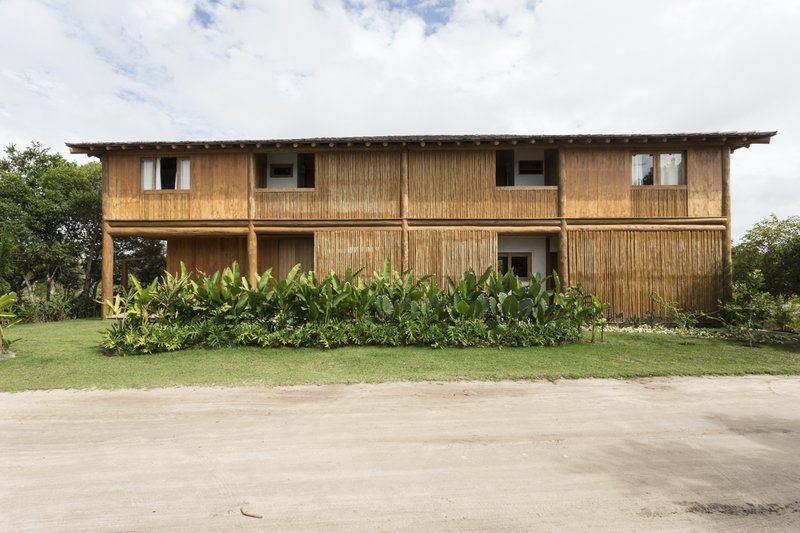 Casa Madeira à Venda, 446m², 4 Suítes, Oiteiros das Brisas - Bahia Rua da Pousada Porto Seguro - 