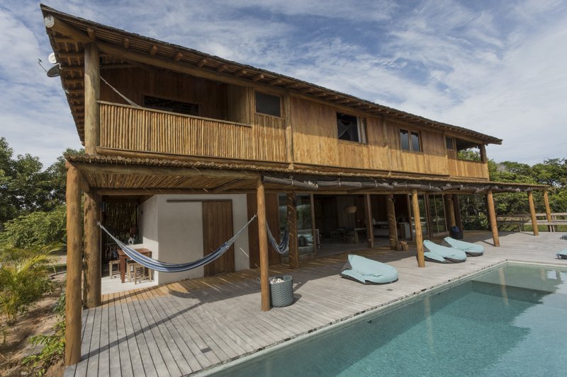 Casa Madeira à Venda, 446m², 4 Suítes, Oiteiros das Brisas - Bahia Rua da Pousada Porto Seguro - 