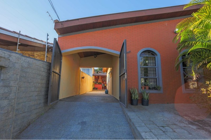 Casa à venda - 148m - 3 Dorm. (1 suíte), 4 vagas, Espaço gourmet - churrasqueira Sorocaba Rua Nicolau Archilla Rodrigues Sorocaba - 