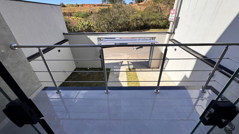 Sobrado 3 dormitórios sendo 1 suíte + 3 vagas de garagem  Mogi das Cruzes - 