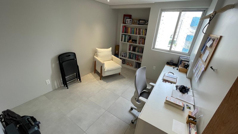3 quartos (1 suíte). 156m2. Varanda integrada. Reformado. 1 vaga de garagem coberta Rua Faustino Porto Recife - 