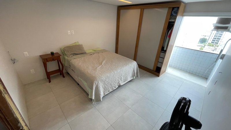 3 quartos (1 suíte). 156m2. Varanda integrada. Reformado. 1 vaga de garagem coberta Rua Faustino Porto Recife - 