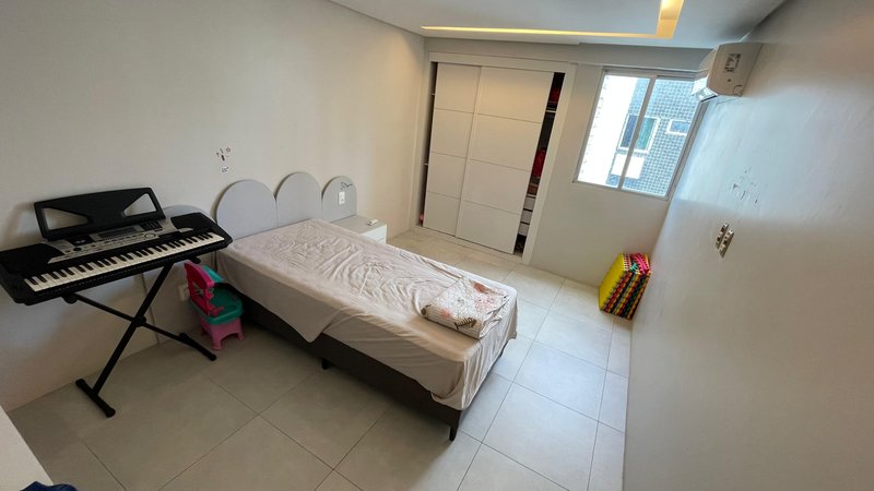3 quartos (1 suíte). 156m2. Varanda integrada. Reformado. 1 vaga de garagem coberta Rua Faustino Porto Recife - 