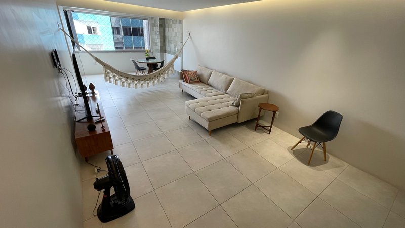 3 quartos (1 suíte). 156m2. Varanda integrada. Reformado. 1 vaga de garagem coberta Rua Faustino Porto Recife - 