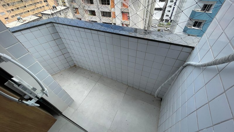 3 quartos (1 suíte). 156m2. Varanda integrada. Reformado. 1 vaga de garagem coberta Rua Faustino Porto Recife - 