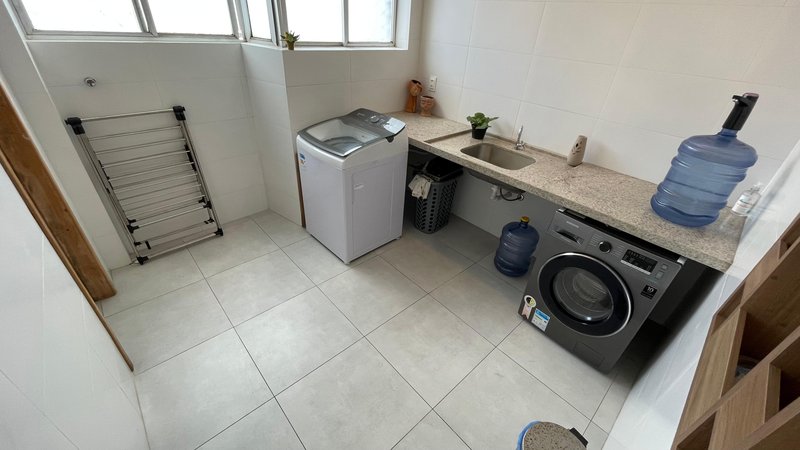 3 quartos (1 suíte). 156m2. Varanda integrada. Reformado. 1 vaga de garagem coberta Rua Faustino Porto Recife - 
