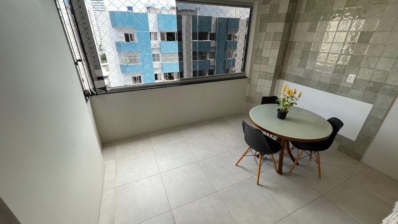 3 quartos (1 suíte). 156m2. Varanda integrada. Reformado. 1 vaga de garagem coberta Rua Faustino Porto Recife - 