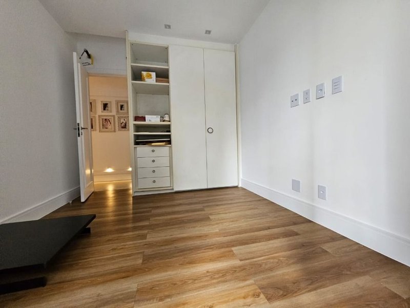 APARTAMENTO 4 QUARTOS 3 SUÍTES VARANDA REFORMADO PISCINA ACADEMIA À VENDA NA GRAÇA Rua Humberto de Campos Salvador - 
