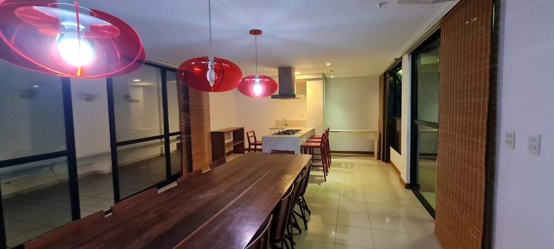 APARTAMENTO 4 QUARTOS 3 SUÍTES VARANDA REFORMADO PISCINA ACADEMIA À VENDA NA GRAÇA Rua Humberto de Campos Salvador - 