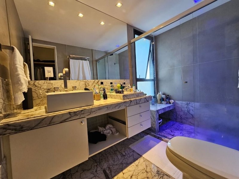 APARTAMENTO 4 QUARTOS 3 SUÍTES VARANDA REFORMADO PISCINA ACADEMIA À VENDA NA GRAÇA Rua Humberto de Campos Salvador - 